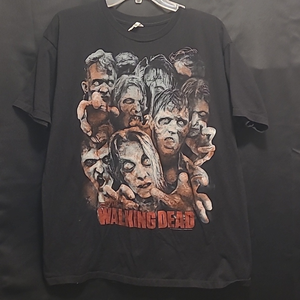🧟‍♀️The Walking Dead Tee Size XL🧟‍♂️